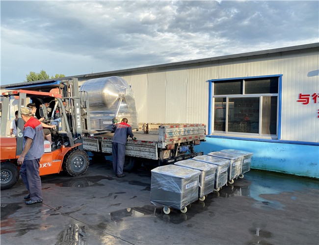 800L變頻水冷真空滾揉機1臺，200L料車5臺，發(fā)往沂水