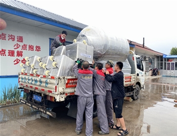 2000L變頻水冷泵真空滾揉機1臺，200L不銹鋼料車16臺，發(fā)貨山東沂水