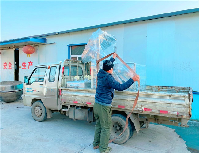 滾揉機(jī)專用液壓上料器1臺(tái)，可提升專用200L不銹鋼料車2臺(tái)，發(fā)貨深圳