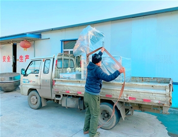 滾揉機(jī)專用液壓上料器1臺(tái)，可提升專用200L不銹鋼料車2臺(tái)，發(fā)貨深圳