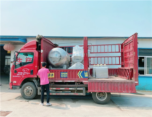 肉制品腌制設(shè)備：80針鹽水注射機(jī)、600L真空滾揉機(jī)、200L料車，發(fā)貨陜西渭南