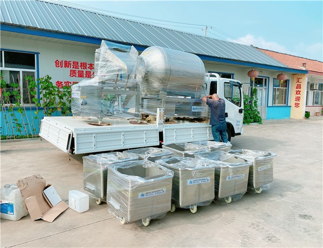 1200L真空滾揉機(jī)配液壓上料器加8臺(tái)可提升專(zhuān)用料車(chē)，發(fā)貨湖南常德