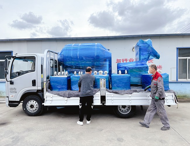 安徽阜陽(yáng)牛肉加工廠訂購(gòu)1200L真空滾揉機(jī)，上料器，料車發(fā)貨現(xiàn)場(chǎng)