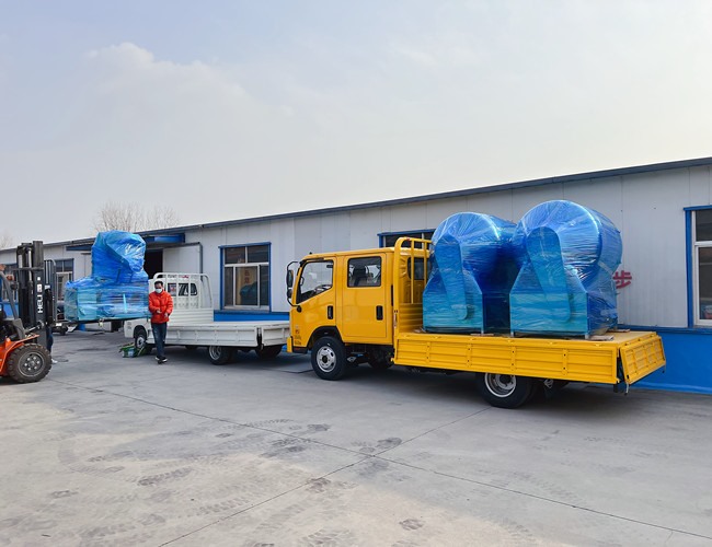 河南商丘牛肉加工廠訂購1200L滾揉機(jī)2臺(tái)，搭配液壓上料器發(fā)貨