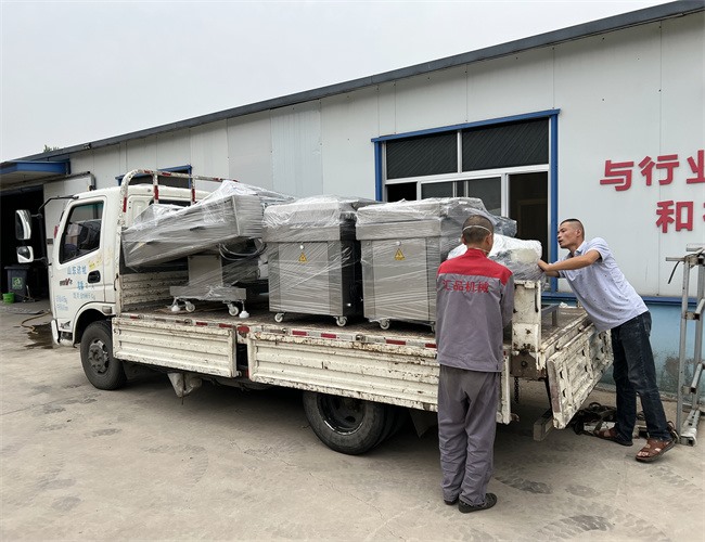江蘇食品廠訂購真空包裝機(jī)3臺，發(fā)貨現(xiàn)場