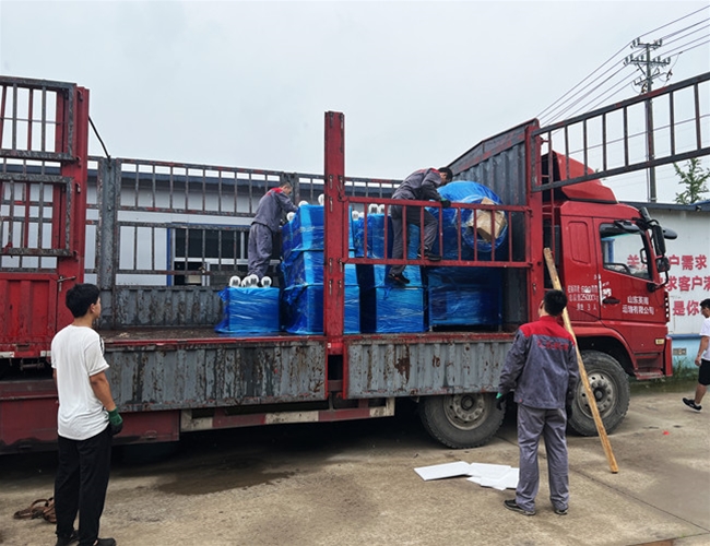廣東魚(yú)片加工客戶1200L真空滾揉機(jī)配200L小料車(chē)20臺(tái)發(fā)貨現(xiàn)場(chǎng)
