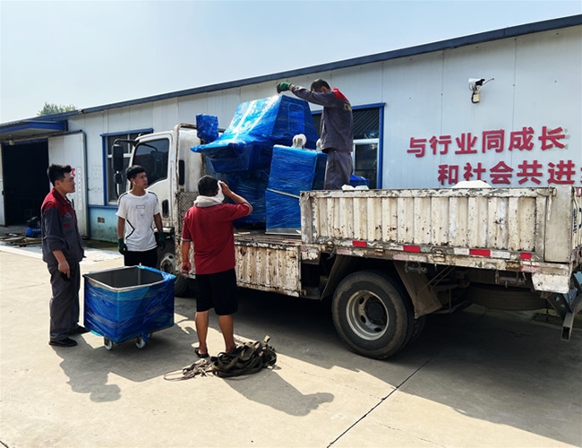 氣動(dòng)鹽水注射機(jī)?200L料車(chē)3臺(tái)，發(fā)貨河南安陽(yáng)