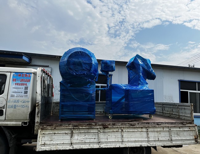 廣東魚片加工企業(yè)定制款滾揉機2臺搭配液壓上料器、提升料車發(fā)貨